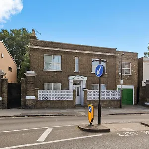  Apartment Stunning Flat With Free On-street Parking!